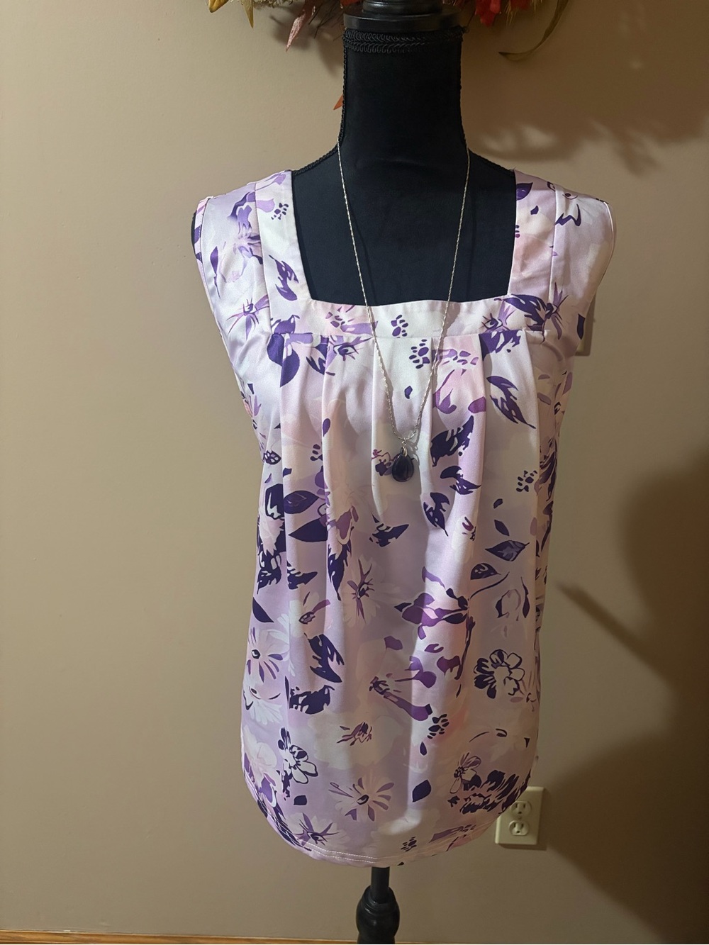 Sleeveless Square-Neck Floral Tank Top in Lavender